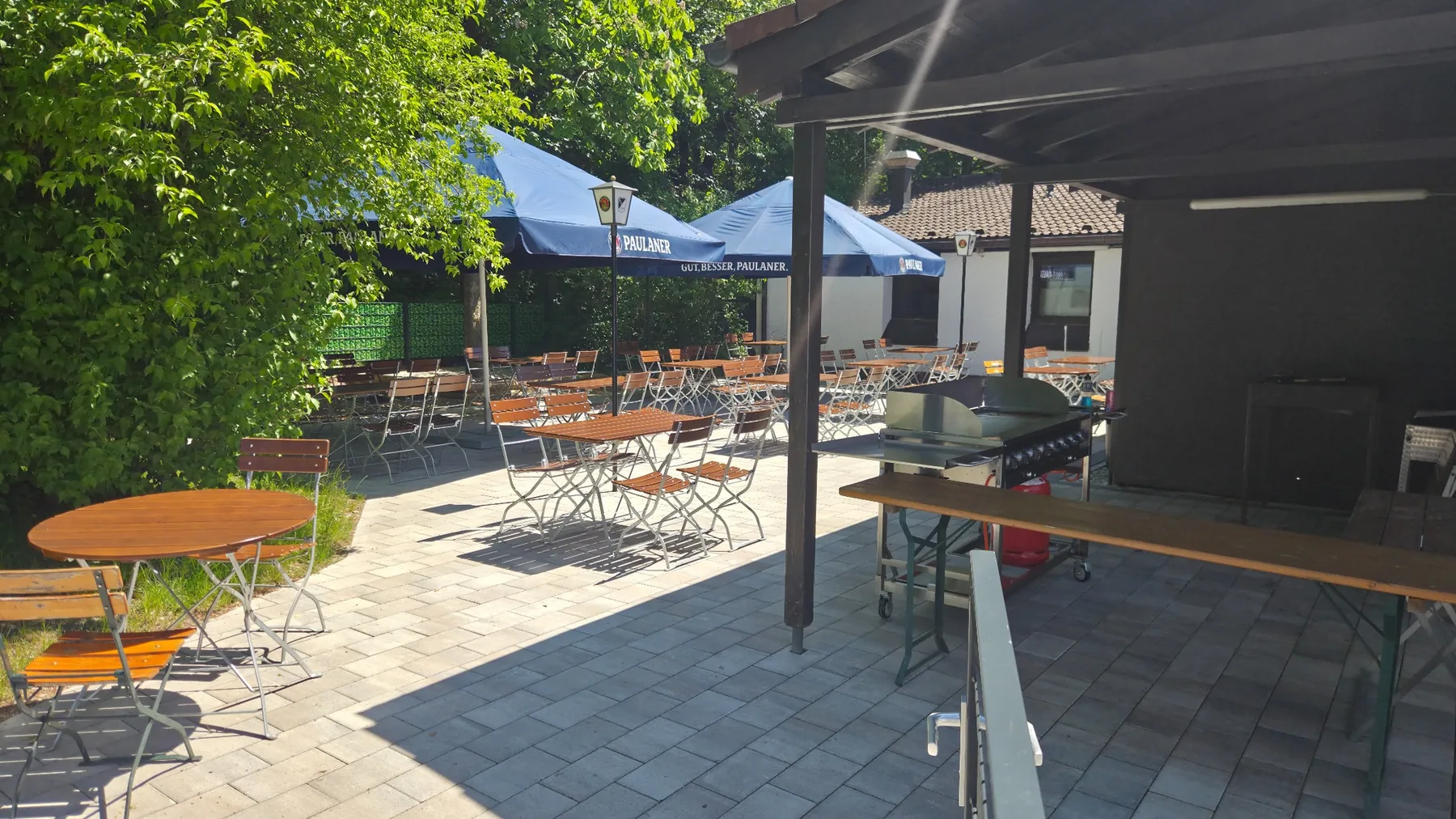 Schattiger Biergarten mit traditioneller bayerischer Atmosphäre