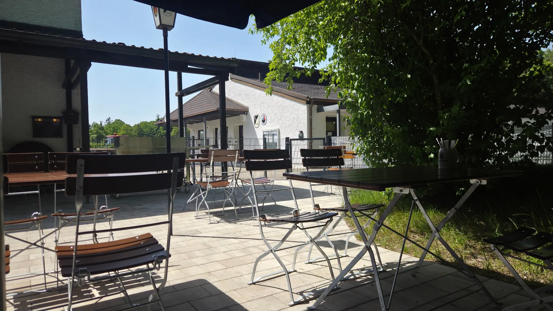 Schattiger Sitzplatz im Perlacher Bachgarten in München