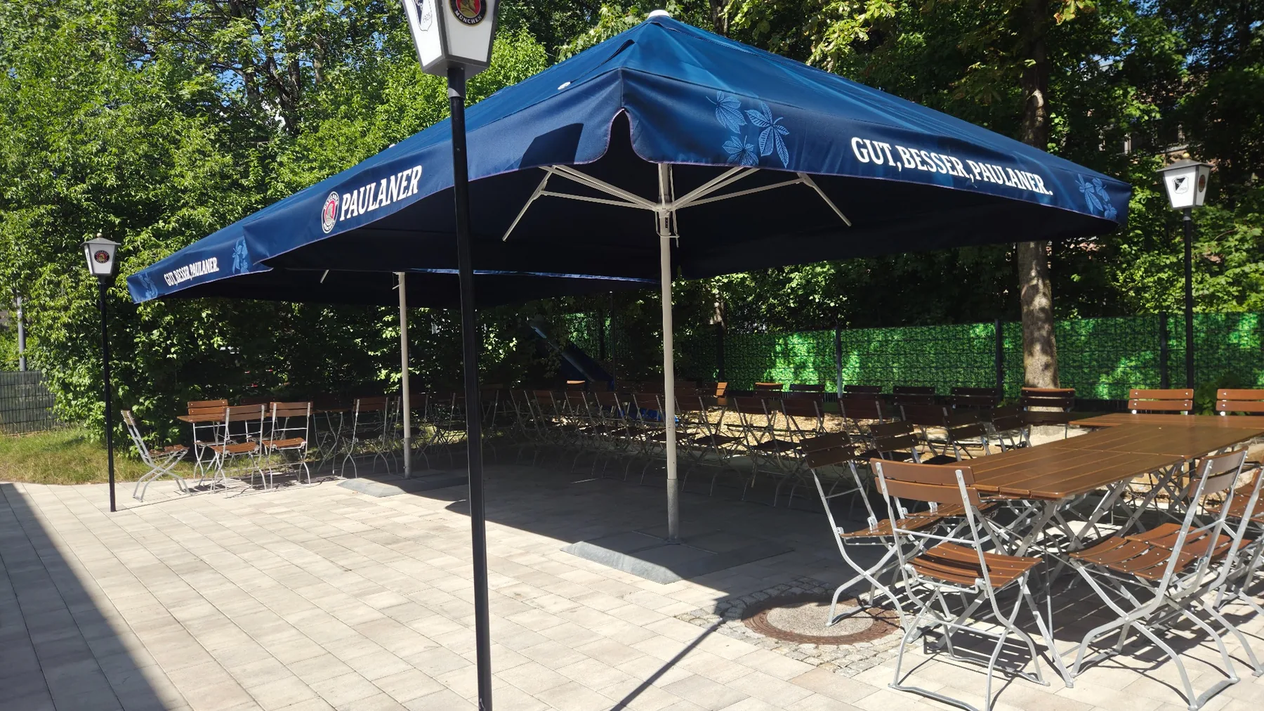 Biergartenmotiv aus dem Perlacher Bachgarten