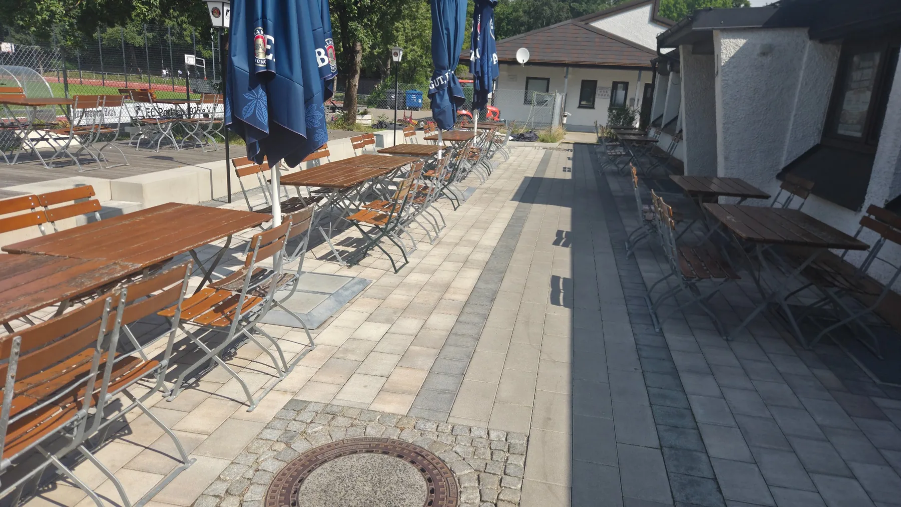 Brotzeit an einem Tisch im Biergarten