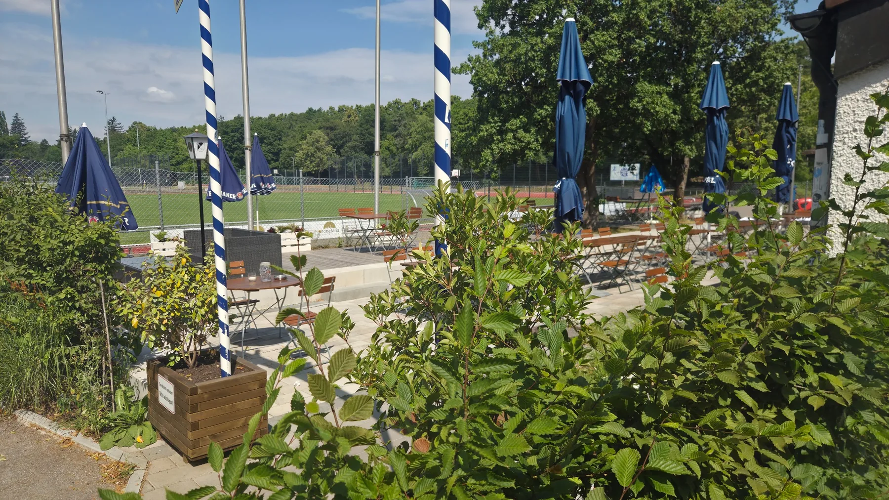 Bier und alkoholfreie Getränke im Biergarten
