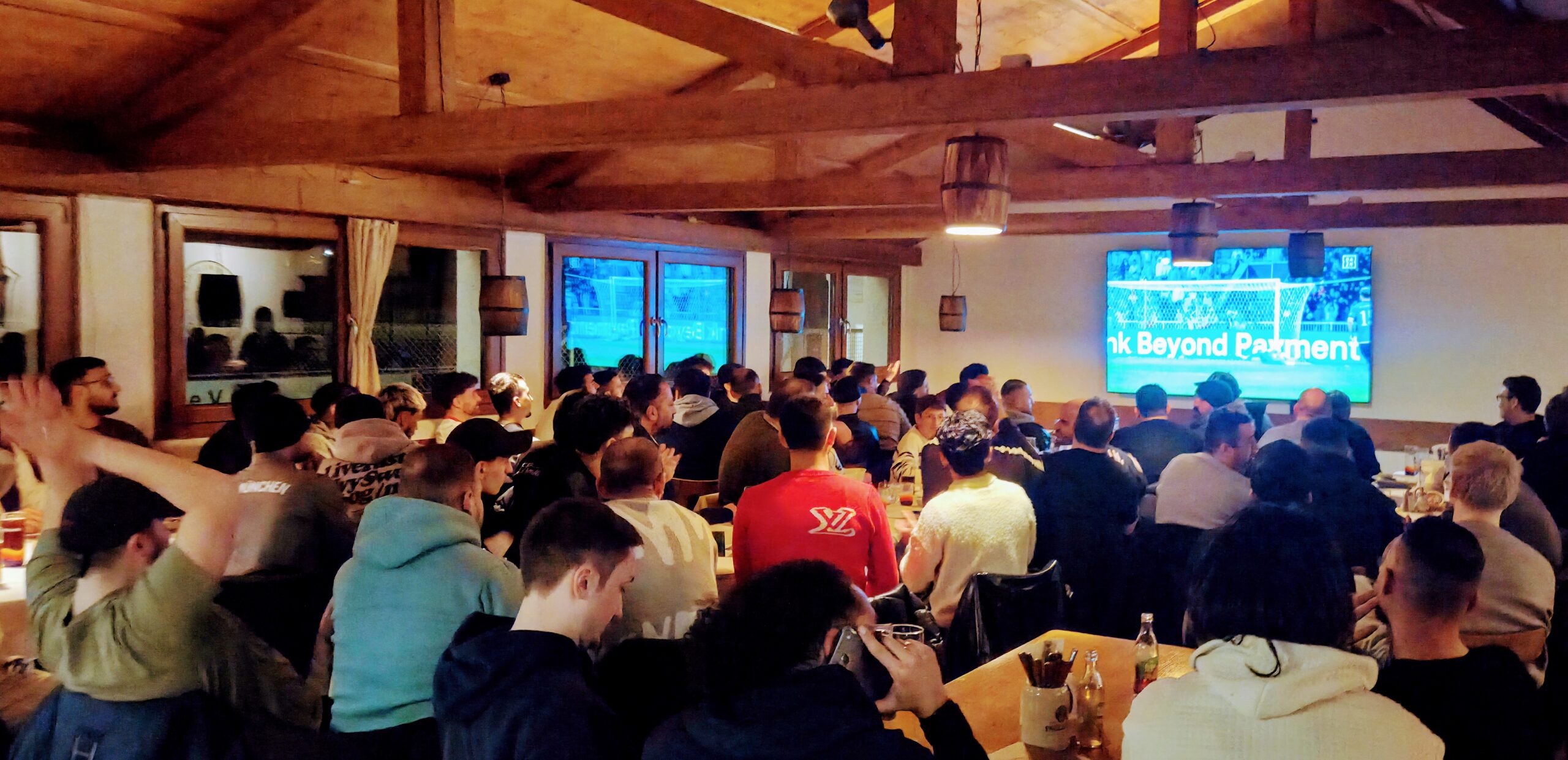 Gut besuchten Gastraum reservieren, mit Gästen beim Fußball schauen im Perlacher Bachgarten München