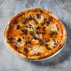 Pizza mit Champignons frisch gebacken im Perlacher Bachgarten München