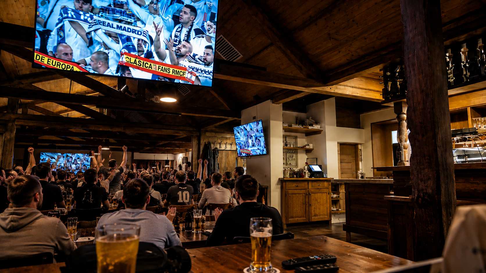 Live Fußballübertragung im Zum Perlacher Bachgarten in München Perlach mit Sportsbar-Atmosphäre und voll besetztem Gastraum