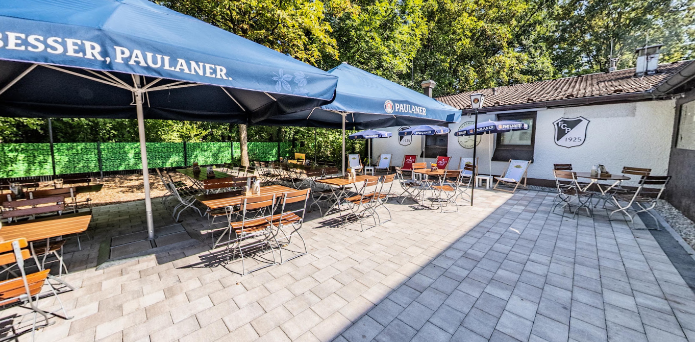 Schattiger Biergarten unter Kastanien in München-Perlach