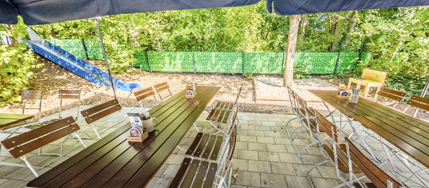 Kinderfreundlicher Biergarten mit Sandkasten und Rutsche in München-Perlach