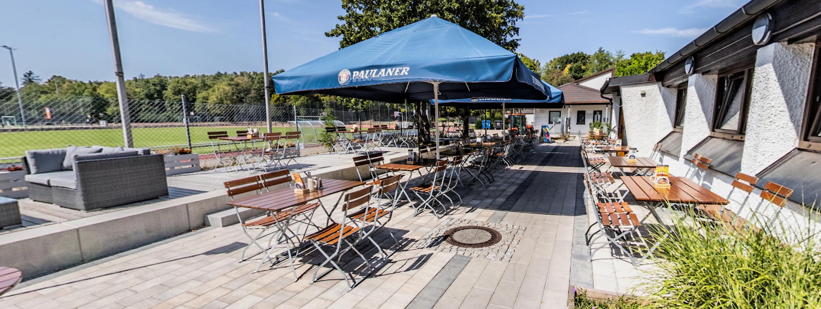 Vorderer Biergarten mit Sitzplätzen im Perlacher Bachgarten